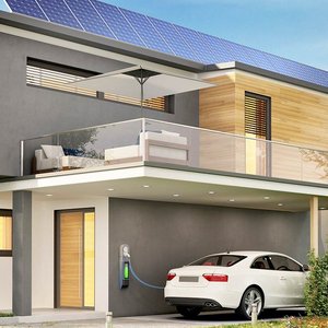 Ein elegantes Wohnhaus mit Holz- und Glasdetails, das in einer ruhigen, grünen Umgebung steht und ein Auto parkt.