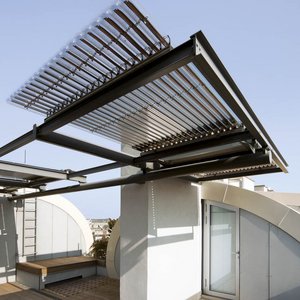 Ein stilvolles Dachdesign mit Solarpanelen, einer gemütlichen Holzbank und einer einzigartigen runden Fensteröffnung im Hintergrund.