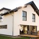 Ein Haus in der Sonne mit einer Wärmepumpe von Vissmann