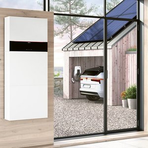 Schöne Aussicht auf umweltfreundliches Zuhause mit Garage Der Innenraum zeigt eine elegante Wandbox und große Fenster, die auf eine Garage mit einem Elektrofahrzeug blicken.